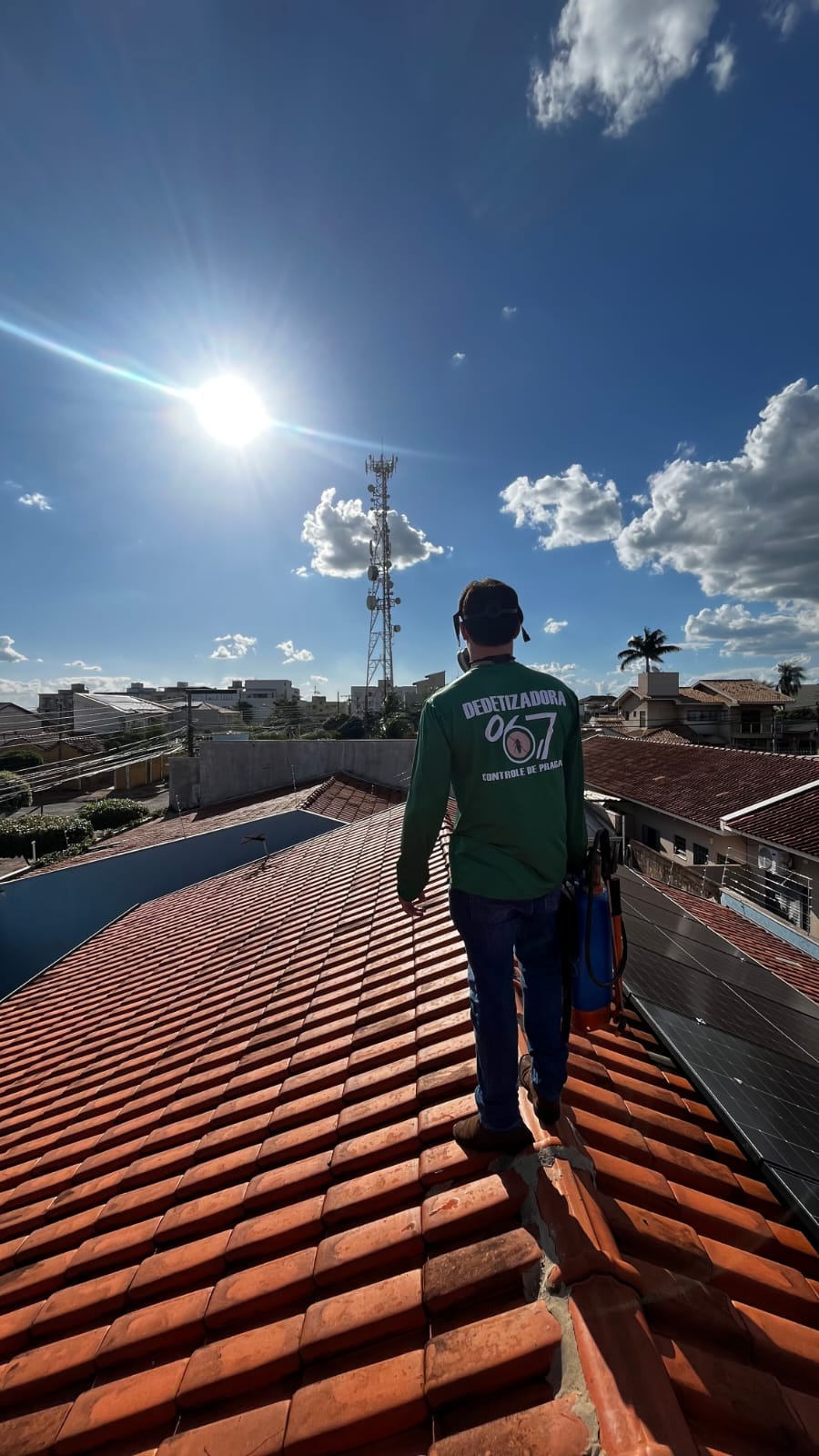 Técnico especializado da Dedetização 067 realizando controle de pragas em Campo Grande